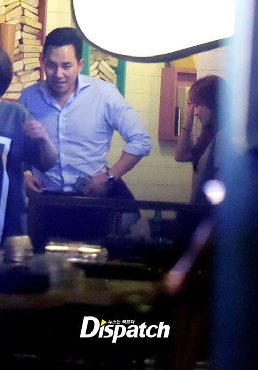 Dispatch tung ảnh của Jessica và Tyler Kwon vui chơi cùng bạn bè tại một quán bar ở Gangnam vào ngày 25.5. 
