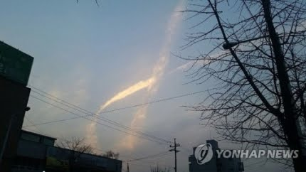 Yonhap News via Naver: 'Đám mây hình chiếc nơ vàng Sewol' 