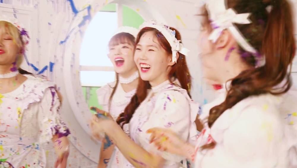 C&ugrave;ng Oh My Girl kh&aacute;m ph&aacute; hậu trường MV ‘Coloring Book&rsquo;