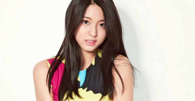 Khi Seolhyun (AOA) bị "fan" đặc biệt bám dính lấy chân