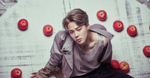 Những đ&ocirc;i b&agrave;n tay "nhỏ b&eacute; xinh xắn" của nam thần tượng Kpop