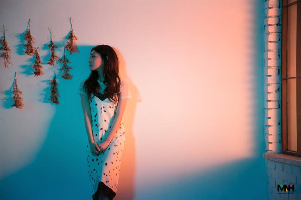 H&igrave;nh ảnh teaser đơn độc của Kim Chung Ha trong ca kh&uacute;c ph&aacute;t h&agrave;nh trước ‘WEEK’