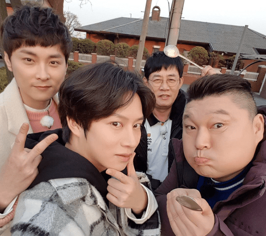 Kim Heechul so s&aacute;nh "Ask Us Anything" với c&aacute;c chương tr&igrave;nh ngo&agrave;i trời