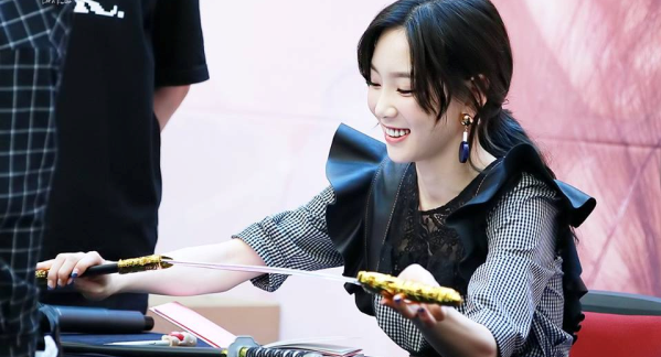 Cư d&acirc;n mạng th&iacute;ch th&uacute; chiếc fan nam nh&uacute;t nh&aacute;t của Taeyeon