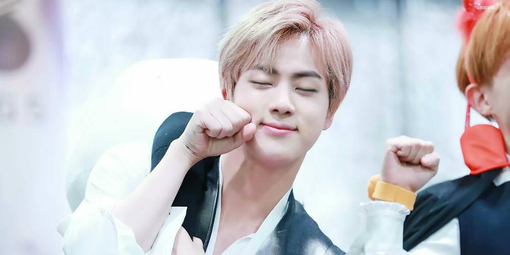 Bắt gặp Jin (BTS) đang có khoảng thời vui vẻ tại công viên giải trí