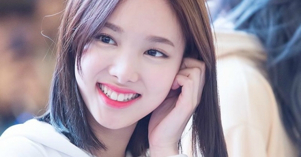 Na Yeon (Twice) khiến fan lo lắng vì di chứng tai nạn từ nhỏ