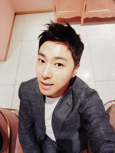 TVXQ Yunho chia sẻ ảnh selfie tận hưởng khoảng thời gian tự do sau khi xuất ngũ