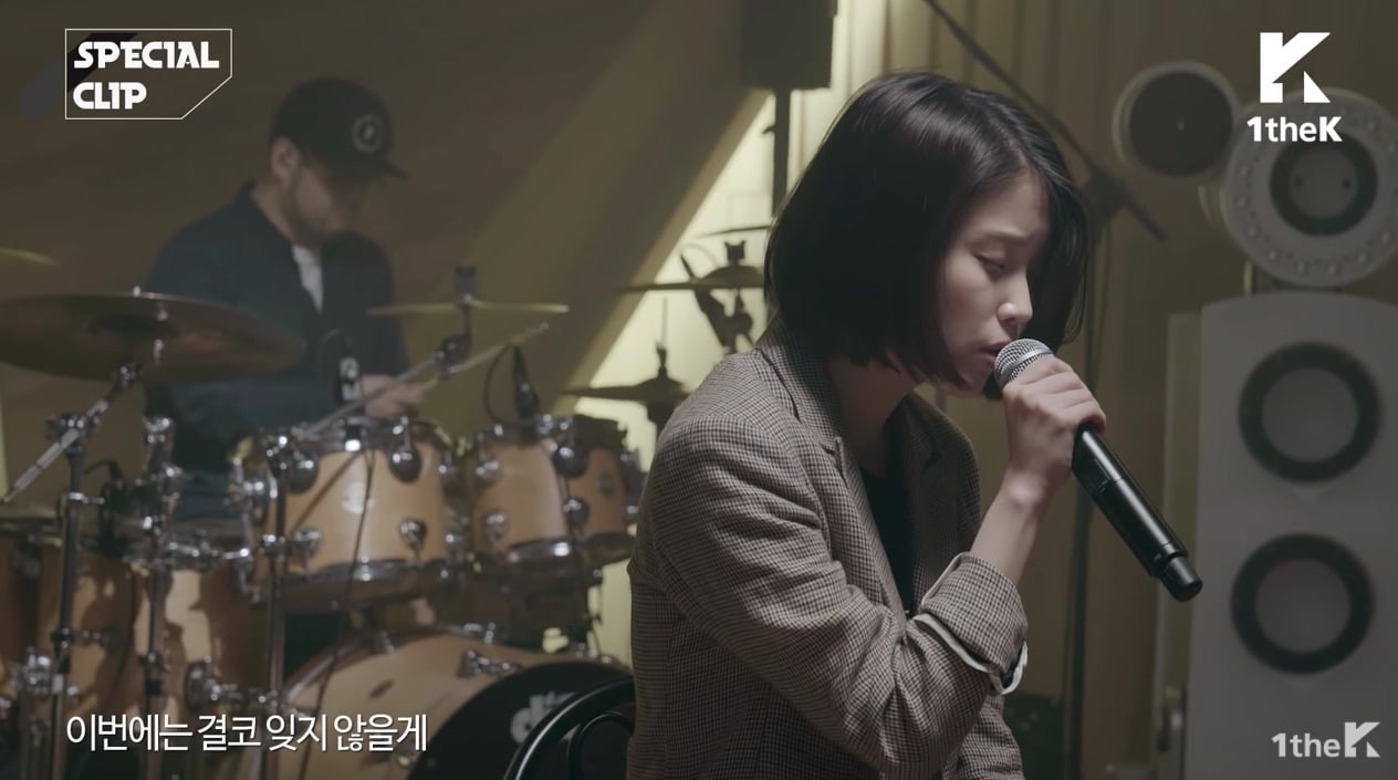 IU biểu diễn live "Dear Name" với ban nhạc