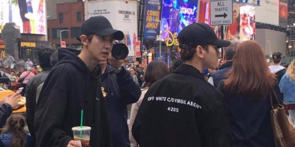 Fan may mắn bắt gặp các thành viên của EXO tại nhiều địa điểm khác nhau trong thành phố New York!