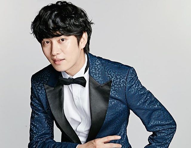 Super Junior Kim Hee Chul trấn an người hâm mộ về tình trạng của anh ấy sau tai nạn giao thông nhỏ