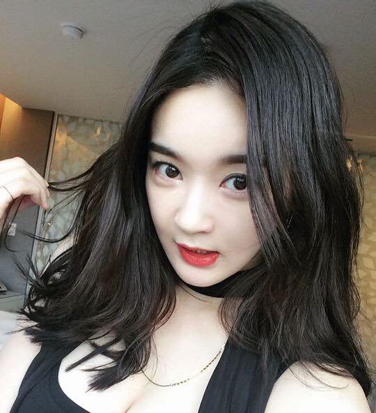 Bài báo: Hình selfie của Kang Minkyung, thân hình nóng bỏng hững hờ