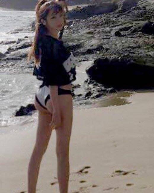 Bài báo: "Vòng ba trên bãi biển" Đôi chân thon trong bộ đồ bơi của 2NE1 Park Bom 