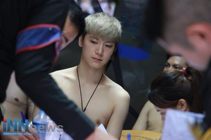 NCT Ten được miễn nhập ngũ tại Th&aacute;i Lan do chấn thương ở đầu gối, kh&ocirc;ng đủ điều kiện vượt qua b&agrave;i kiểm tra sức khoẻ