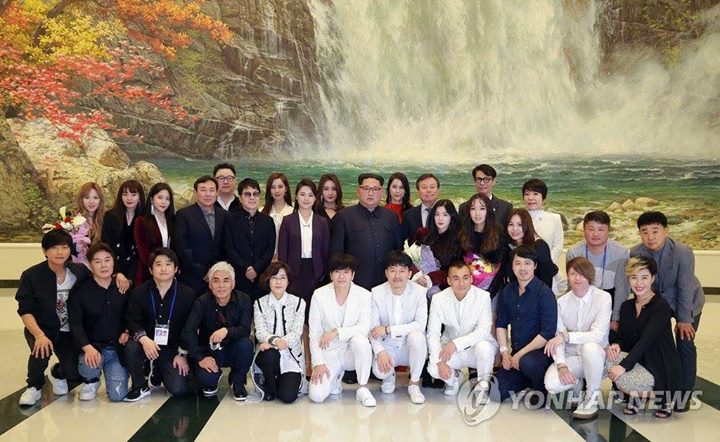 Nhà lãnh đạo Triều Tiên Kim Jong Un và phu nhân chụp cùng đoàn nghệ sĩ Hàn Quốc sau concert đặc biệt ở Đại Nhà hát Đông Bình Nhưỡng. Bộ trưởng Văn hóa Hàn Quốc Do Jong Whan nói rằng ông Kim Jong Un “rất quan tâm tới buổi diễn và đã đặt câu hỏi về lời của 