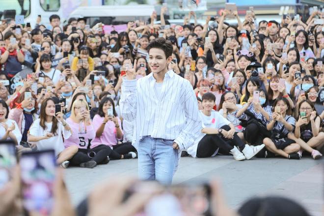 Fan h&ograve; h&eacute;t khản cổ khi Samuel biểu diễn busking ở phố đi bộ Nguyễn Huệ v&agrave; giao lưu với c&aacute;c fan
