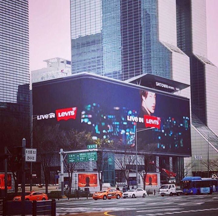 Bảng quảng cáo màn hình cong lớn nhất Hàn Quốc mà SM vừa hoàn thành bên ngoài tòa nhà Coex Artium để quảng bá cho các nghệ sĩ