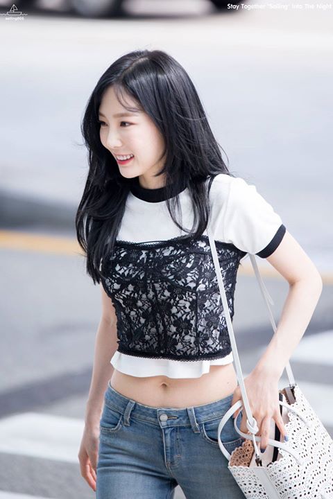 SNSD Taeyeon và những lần khoe vòng eo với áo crop top