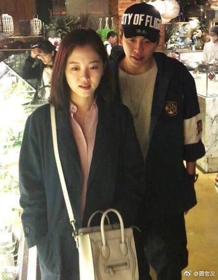 Nam diễn vi&ecirc;n Đ&agrave;i Loan Vương Đại Lục (từng đ&oacute;ng Thời Đại Thiếu Nữ) v&agrave; nữ diễn vi&ecirc;n hơn anh ch&agrave;ng 2 tuổi Kang Han Na (từng đ&oacute;ng Người T&igrave;nh &Aacute;nh Trăng) bị bắt gặp c&ugrave;ng nhau đi chợ mua hải sản. Trước đ&oacute; cả hai từng phủ nhận tin hẹn h&ograve; hồi th&aacute;ng 4 năm ngo&aacute;i tr