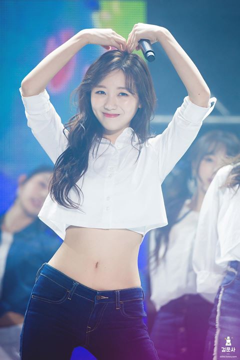 Vòng eo đang gây sốt các diễn đàn cộng đồng của Lovelyz Ryu Sujeong