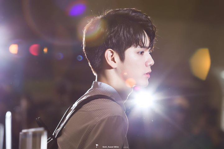 Ong Seong Wu biến s&acirc;n bay th&agrave;nh trường quay phim điện ảnh với &agrave;nh đ&egrave;n flash nhấp nh&aacute;y 