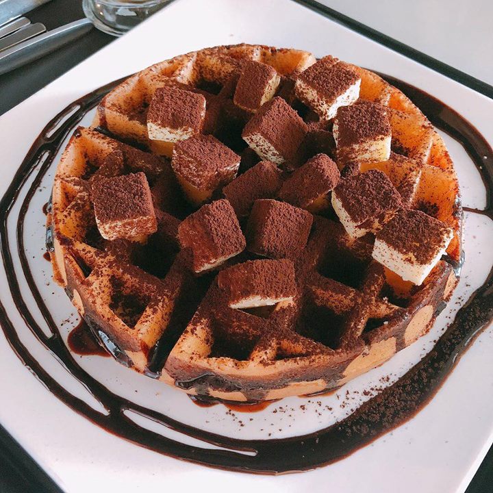 Món bánh Waffle trong quán cafe KAMONG của chị gái EXO Kai ở ga Kyodae