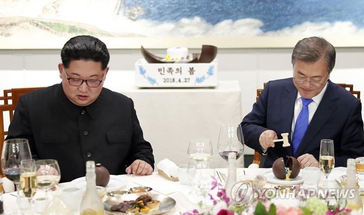 Kim Jong Un học cách ăn tráng miệng từ Moon Jae In