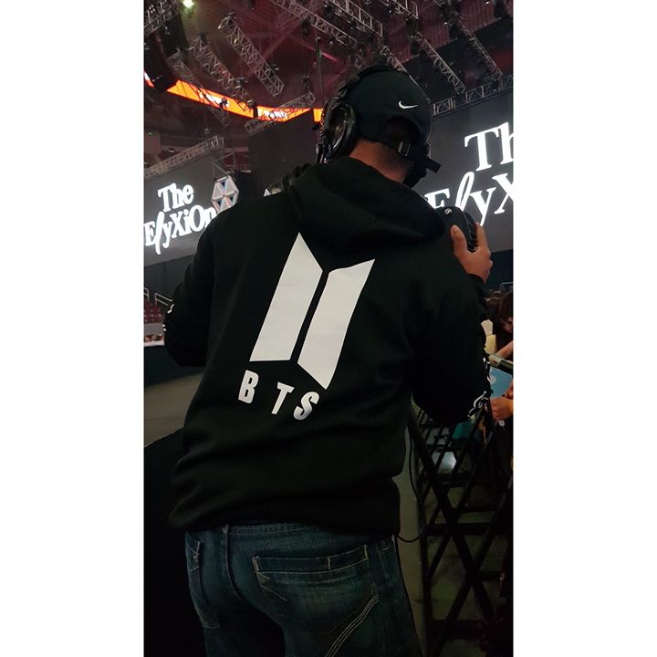 Một anh quay phim/staff mặc áo hoodie của BTS trong concert The EℓyXiOn của EXO ở Manila hôm nay