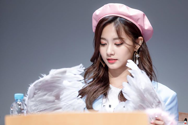 TWICE Tzuyu với chiếc mũ bê rê hồng và đôi cánh thiên thần