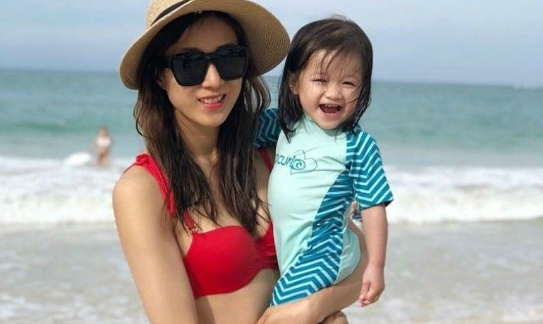 Mỹ nh&acirc;n TVB Chung Gia H&acirc;n lộ bụng bầu l&ugrave;m l&ugrave;m khi mặc &aacute;o tắm sexy