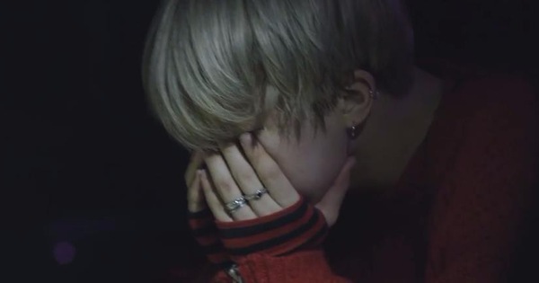 Jimin (BTS) bật khóc trong hậu trường vì một lỗi fan còn chẳng nhận ra