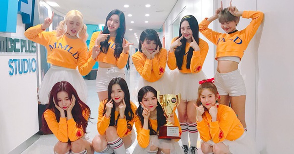 Đã ngừng quảng bá, MOMOLAND bất ngờ đánh bại cả Wanna One và Big Bang