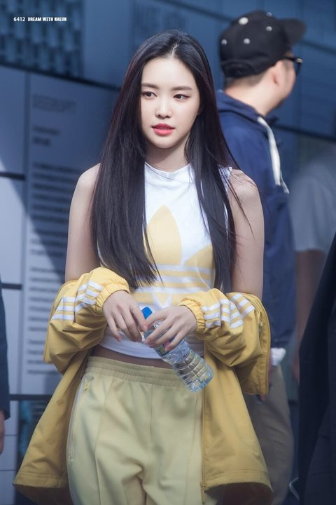 Pann: Son Naeun lần đầu ti&ecirc;n mặc m&agrave;u v&agrave;ng kể từ khi ra mắt 