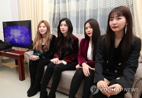 Bài báo: Red Velvet, "Chúng tôi run rẩy khi bắt tay ngài ấy... rơm rớm nước mắt khi thấy phản ứng của khán giả" 