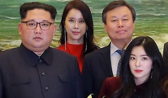 Bài báo: Red Velvet Irene, bức hình đứng cạnh chủ tịch Kim Jong Un 