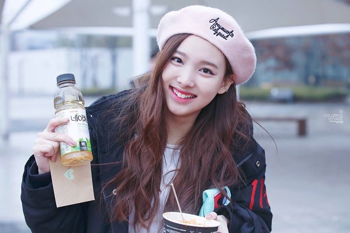 Pann: Nayeon hợp với mũ beret chết được  