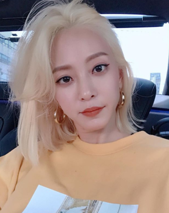 Bài báo: 'Lột xác' Han Ye Seul nhuộm tóc vàng như idol