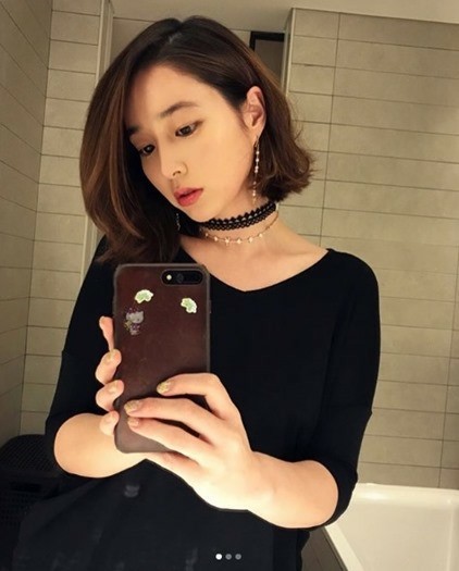 Bài báo: "Bức ảnh selca đầu tiên sau nhiều tháng" của Lee Min Jung... makeup kĩ càng và nét quyến rũ thanh lịch