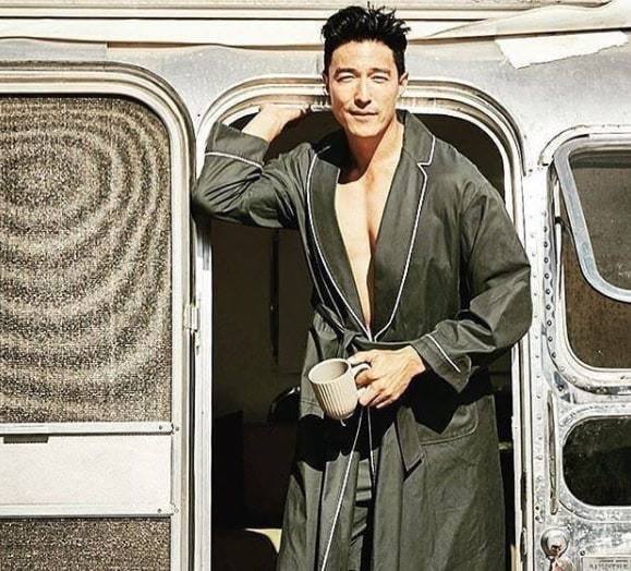 Bài báo: Hình ảnh mới cập nhật của Daniel Henney sau tin đồn hẹn hò... "cafe sáng và suy tư"