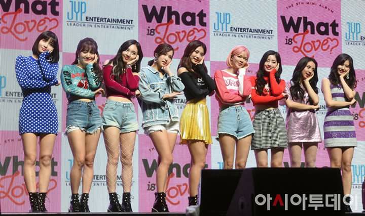 Pann: Outfit quá thể đáng của Twice trong showcase