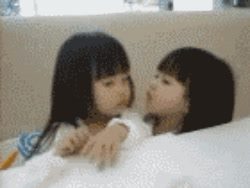 Instiz: Cập nhật về t&igrave;nh h&igrave;nh cặp sinh đ&ocirc;i nổi tiếng nhờ gif thơm nhau.gif  