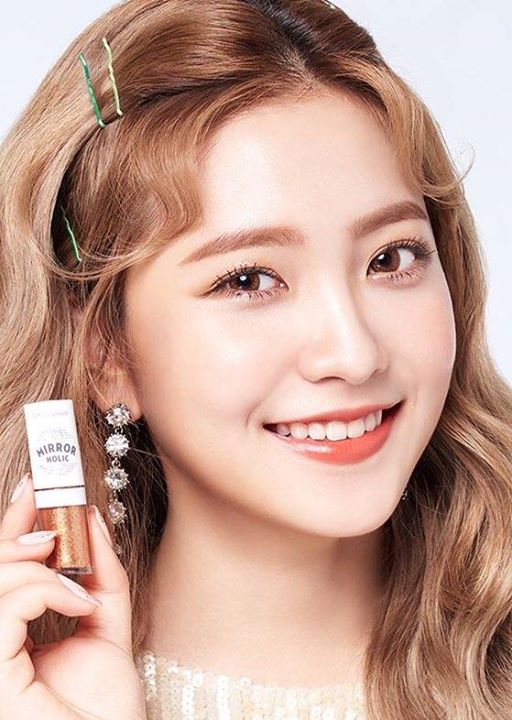 Instiz: Ảnh họa báo của Red Velvet cho Etude House