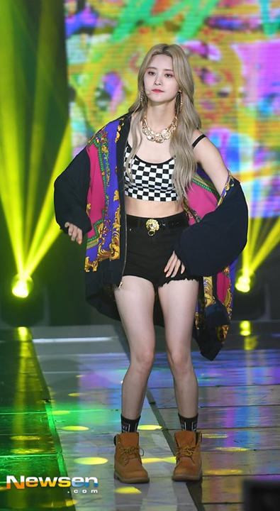 Bài báo: EXID 'phong cách hở táo bạo' 