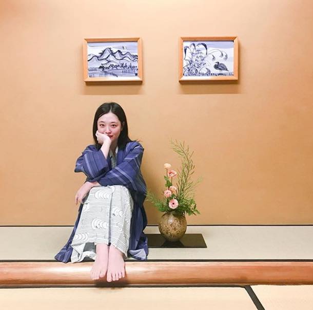 Bài báo: Sulli khiến cư dân mạng lo âu khi xâm phạm ‘tokonoma’ của Nhật... “Đó là hốc tường mang ý nghĩa tâm linh, cô không thể ngồi lên đó”
