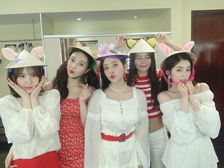 Red Velvet khoe ảnh đội nón lá trong hậu trường Nhà hát Hòa Bình: “See you soon Vietnam 