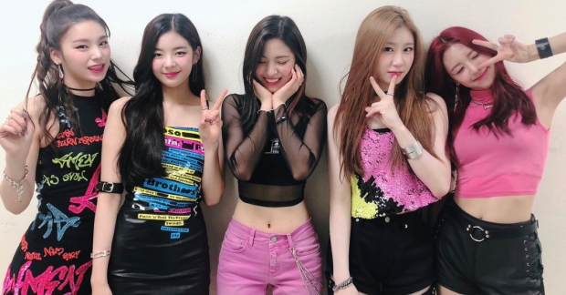 Các cô nàng ITZY đã "khoe khéo" nhan sắc của mình như thế nào khi chụp hình selca?