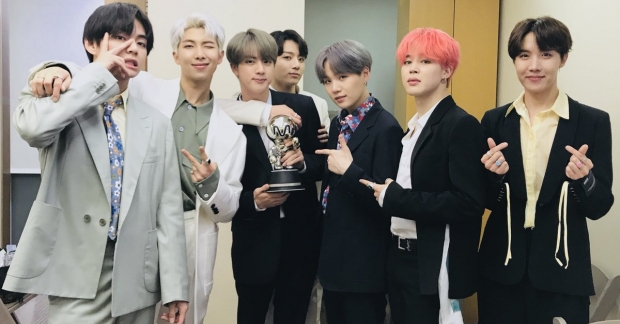 Dàn em út của BTS cõng các anh lớn mừng chiến thắng thứ tư của "Boy With Luv" trên M Countdown