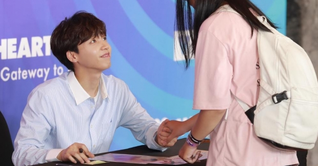 Loạt ảnh khiến bạn gato: Jeong Sewoon nắm tay, cúi chào từng fan Việt Nam tại buổi fansign V Heartbeat 