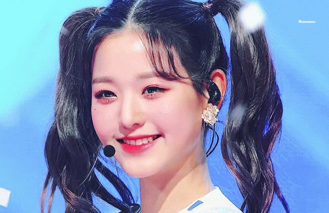 Instiz: Uầy, gif Jang Wonyoung buộc tóc cao nè... Em ấy đặt ra một tiêu chuẩn cho idol luôn rồi