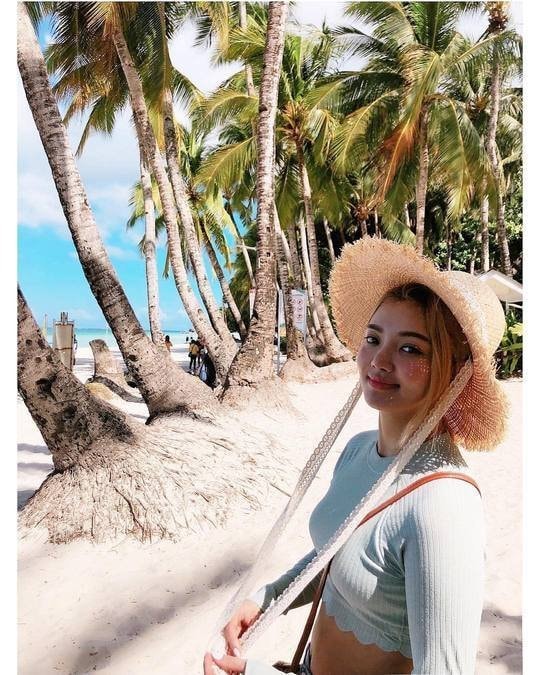 Bài báo: Đây thực sự là SNSD Hyoyeon sao? Vẻ đẹp đáng yêu bừng sáng bãi biển Boracay