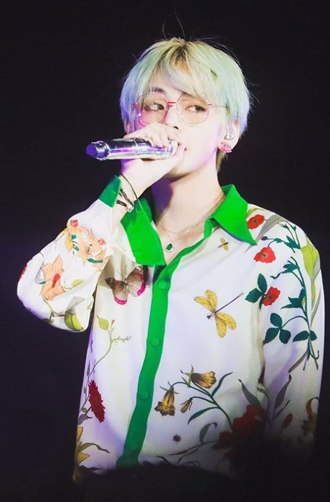 [Instiz] BTS V trông điển trai trong những kiểu trang phục lập dị